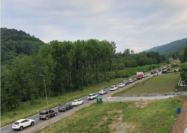 Il traffico sulla statale 28 in un'immagine di repertorio