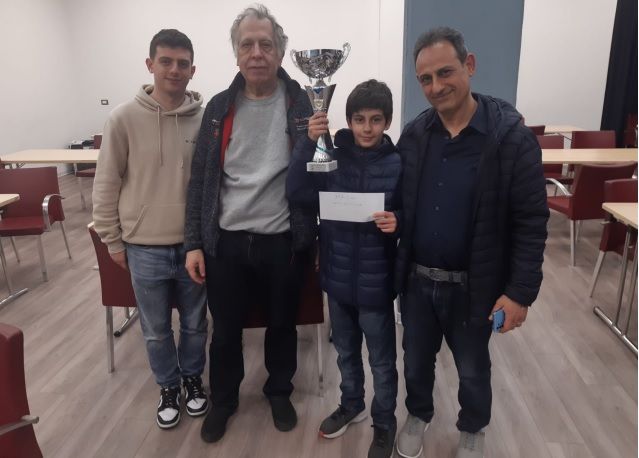 Da sinistra a destra:  il campione provinciale Simone Zerbin, l’istruttore FIDE Giorgio Degiorgis, il neo campione piemontese Simone Marletta e il vicepresidente del circolo Antonio Marletta