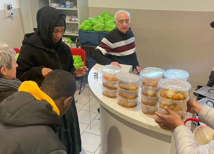 Cuneo, la comunità ivoriana dona i pasti ai senza fissa dimora ospiti della mensa Caritas