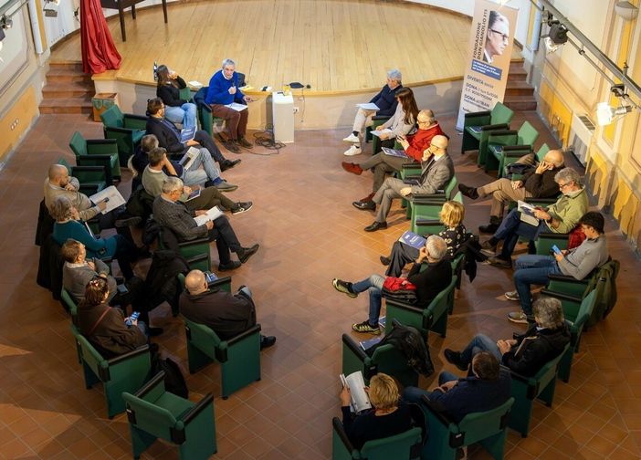 Lavoro, casa e nuove generazioni: a Neive il focus group della Fondazione Don Gianolio accende il dibattito sul futuro del territorio [FOTO]
