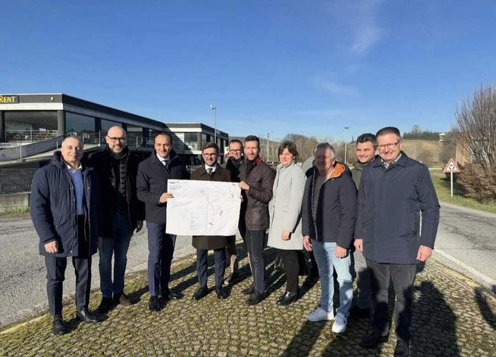 Grinzane Cavour, consegnati i lavori per la nuova rotonda di via Piana al Gallo: intervento da 260mila euro per la sicurezza stradale Grinzane Cavour, consegnati i lavori per la nuova rotonda di via Piana al Gallo: intervento da 260mila euro per la sicurezza stradale