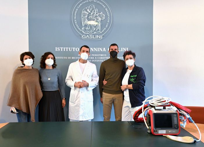 La consegna del dispositivo all'ospedale pediatrico genovese