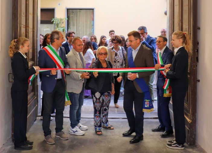 L'ex sindaco Bruna Sibille taglia il nastro della nuova sede