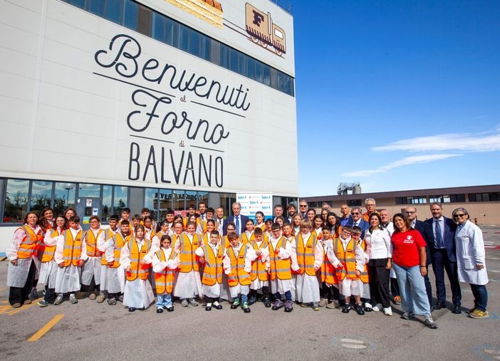 Un gruppo di ragazzi e ragazze del Punto Luce Save the Children di Potenza ha visitato lo stabilimento di Balvano