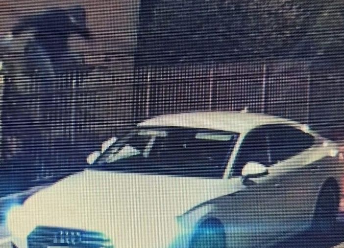 Furti a Mondovì e dintorni: sui social la foto del ladro mentre scappa dall'abitazione