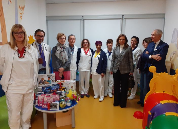 All'area giochi del reparto pediatrico sono stati consegnati i primi doni All'area giochi del reparto pediatrico sono stati consegnati i primi doni