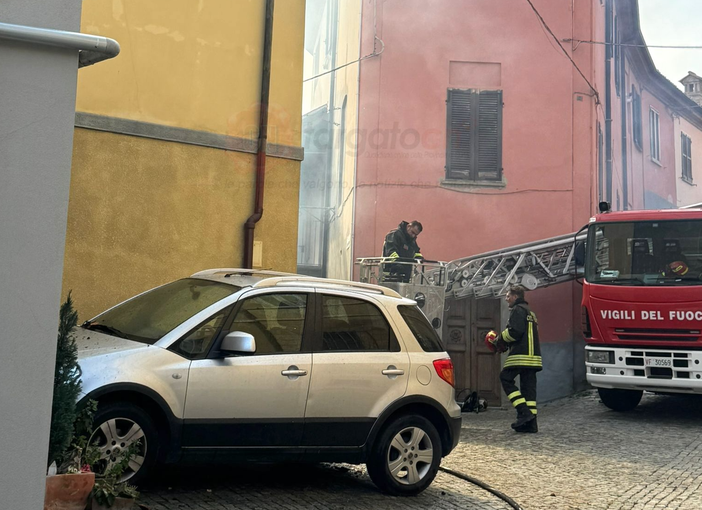 A sinistra l'abitazione interessata dall'incendio