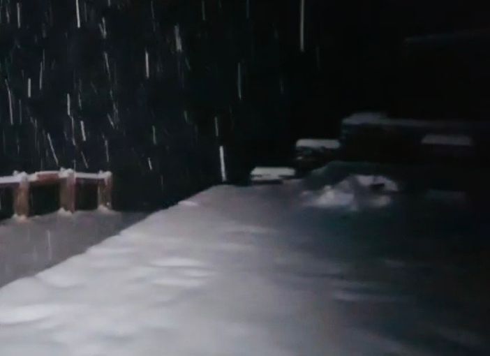 Ecco come si presenta il rifugio Quintino Sella stamattina, imbiancato dalla nevicata. Nelle altre foto la nevicata in corso e le immagini di stamane in alta Valle Stura