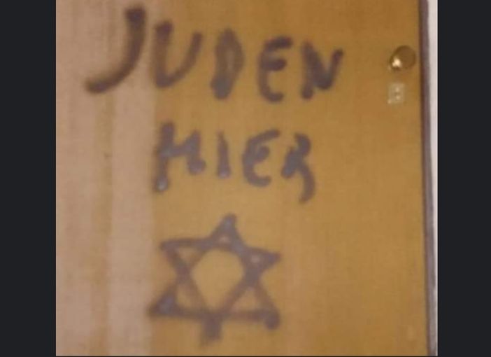 Gesto antisemita a Mondovì: stella di David e scritta "Juden Hier" sulla porta di casa del figlio di Lidia Rolfi