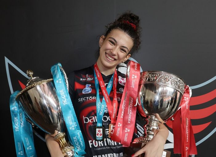 Giulia Viscioni con i trofei conquistati con la maglia del Perugia