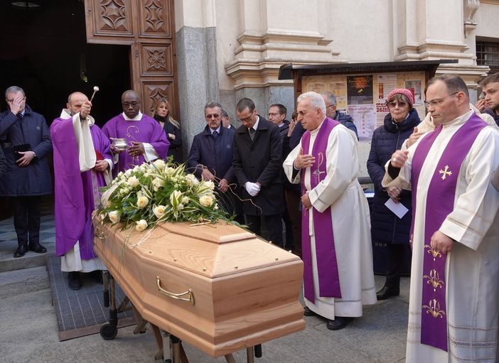 Una giovane vita spezzata troppo presto: strazio e lacrime a Bra ai funerali di Andrea Borgogno