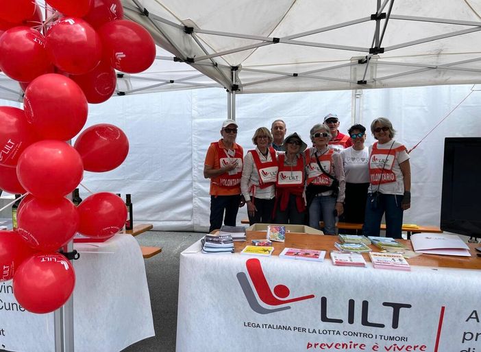 Alcuni volontari della Lilt durante un'iniziativa