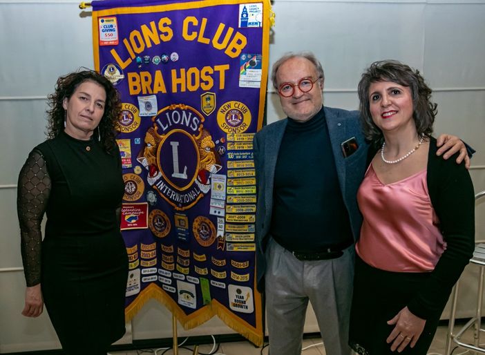 Nella foto di Maurizio Mangino, Carlo Miravalle con il presidente del LC Bra Host, Monia Rullo ed il vice cerimoniere, Silvia Gullino