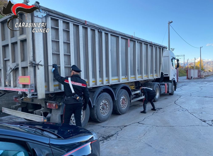 Dodici afghani con un minorenne fermati a Robilante. Erano saliti su un camion di nascosto a Genova Dodici afghani con un minorenne fermati a Robilante. Erano saliti su un camion di nascosto a Genova