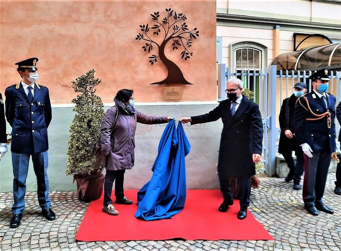 La cerimonia di stamane, fuori dalla Questura di Cuneo La cerimonia di stamane, fuori dalla Questura di Cuneo