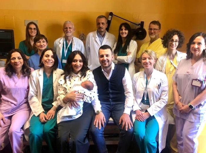 Mamma Federica, papà Domenico e il piccolo Renato con medici e infermieri del Mauriziano