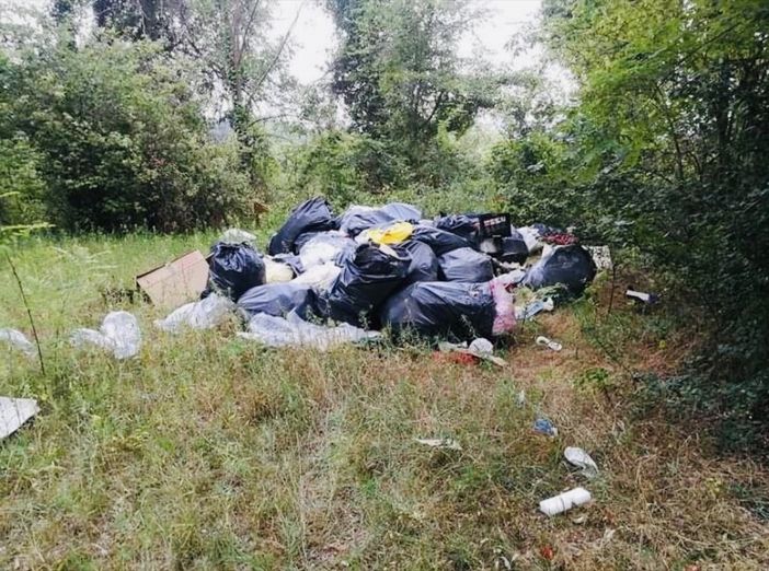 Monticello d'Alba, abbandonano rifiuti lungo il sentiero S4: scoperti e sanzionati