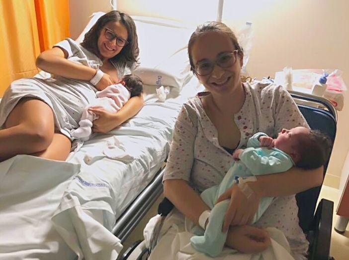 I piccoli Sofia e Leonardo in braccio alle loro mamme