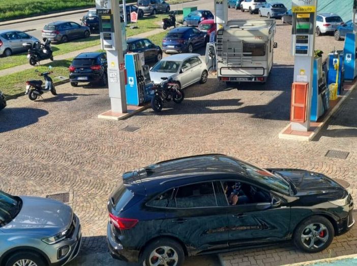 Benzinaio “assediato” durante la Fiera del Tartufo ad Alba: oltre 30 denunce contro chi parcheggia all’interno dell’impianto