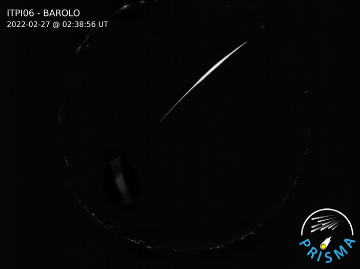 Nella foto il bolide ripreso dalla camera Prisma situata sul castello Falletti di Barolo