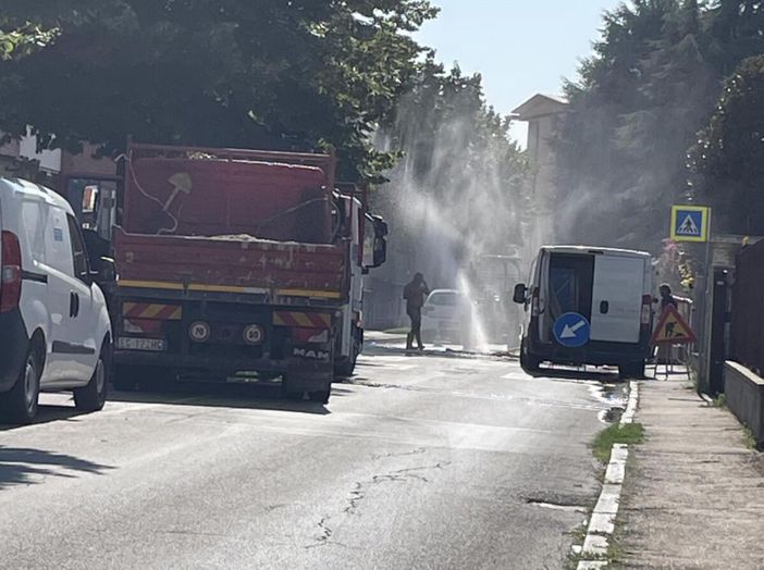 Alba, un'improvvisa "fontana" sgorga in via Rorine