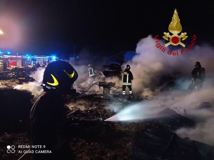 Costigliole Saluzzo: a fuoco legnaia sulla strada per Piasco