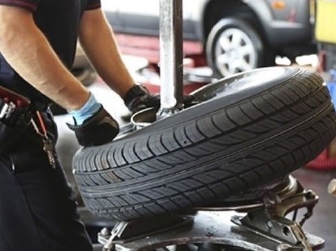 Dal oggi un mese di tempo per montare le gomme invernali: l'obbligo scatterà il 15 novembre