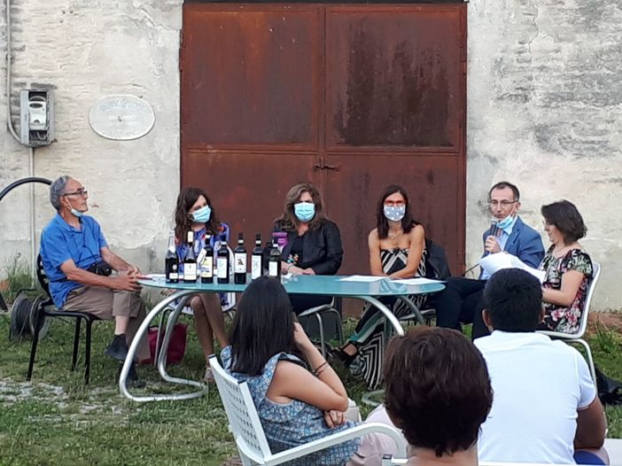 Carrù, successo per la serata di vino, salute, buon cibo e divertissement con Cinzia Ortega, Anna Comba e Lorenzo Tablino