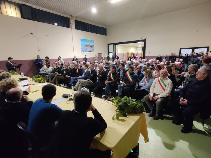 Sala gremita a Santa Vittoria d'Alba per il Consiglio Comunale sulla Diageo Sala gremita a Santa Vittoria d'Alba per il Consiglio Comunale sulla Diageo