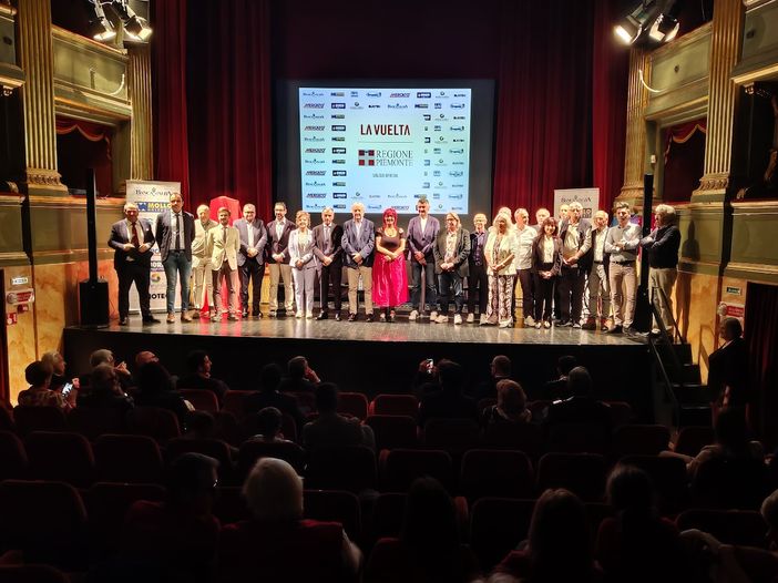 Alcuni momenti della serata tenuta ieri al Teatro Sociale di Alba