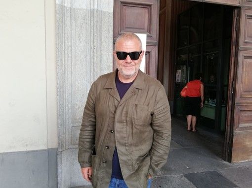 Giulio Golia fuori dal Tribunale di Cuneo
