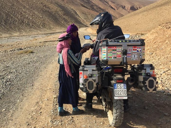 Franco Ballatore a colloquio con due giovani locali