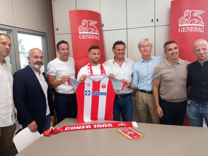 Calcio. Cuneo 1905 Olmo, presentato Edoardo Delpiano: "Piazza molto ambita, contento di essere arrivato qui" (VIDEO) Calcio. Cuneo 1905 Olmo, presentato Edoardo Delpiano: "Piazza molto ambita, contento di essere arrivato qui" (VIDEO)