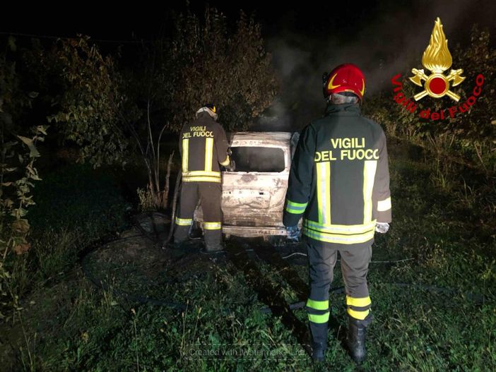 Auto a fuoco in un campo nel comune di Beinette, indagano i carabinieri