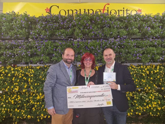 La consigliera Stefania Manassero riceve il premio all'Eima di Bologna La consigliera Stefania Manassero riceve il premio all'Eima di Bologna