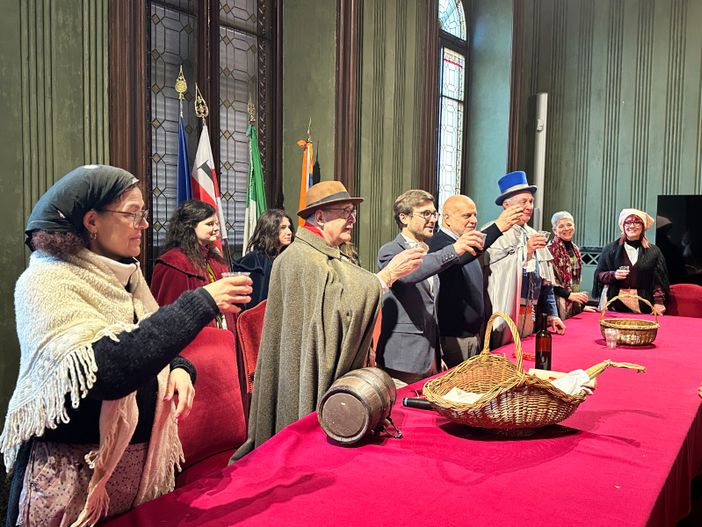 Alba: il sindaco Gatto ha accolto in Municipio le maschere del "Carlevé benéfich"