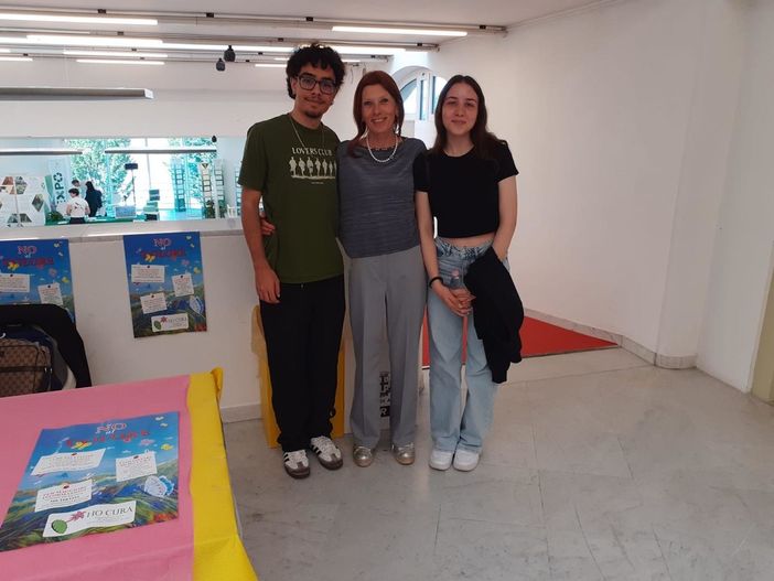 La presidente dell'associazione "Ho cura", Luciana Saglietti, insieme a due giovani