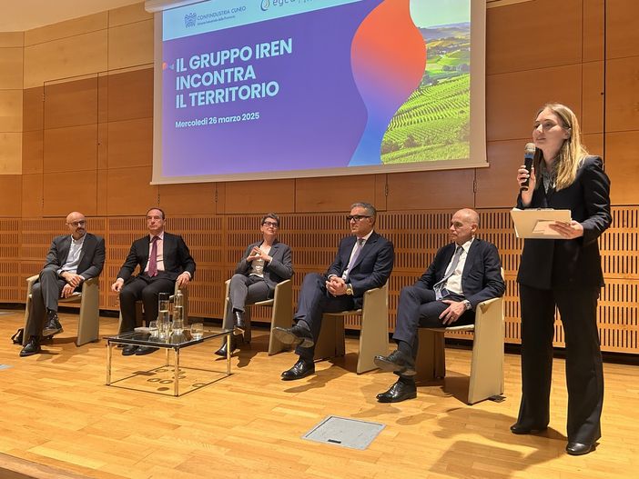 Sala Fenoglio gremita per l'incontro promosso da Iren e Confindustria