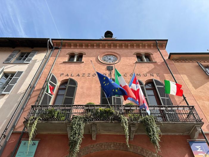 Alba: bandiere a mezz’asta per la scomparsa di Papa Francesco