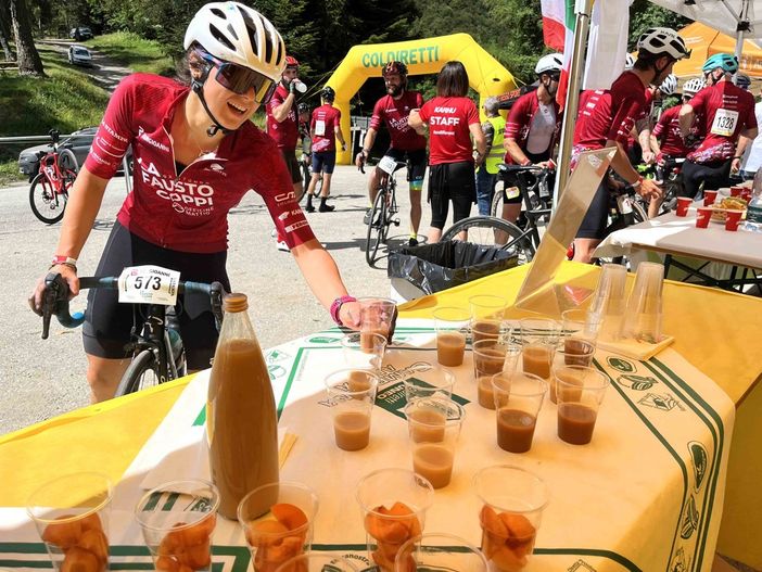 Il punto ristoro Coldiretti in cima alla salita di Madonna del Colletto alla scorsa edizione de “La Fausto Coppi” Il punto ristoro Coldiretti in cima alla salita di Madonna del Colletto alla scorsa edizione de “La Fausto Coppi”