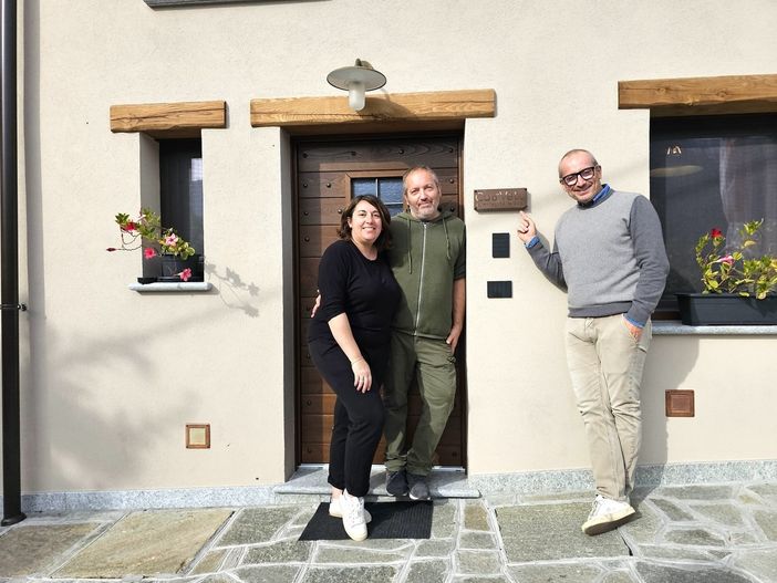 "Le case sembravano ancora assonnate, e anche questa casa, per anni è rimasta chiusa, si affacciava sul paese come in attesa di qualcuno che le restituisse voce"