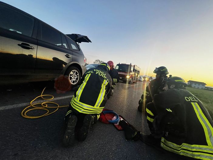 Soccorritori al lavoro nel tratto teatro dell'incidente Soccorritori al lavoro nel tratto teatro dell'incidente