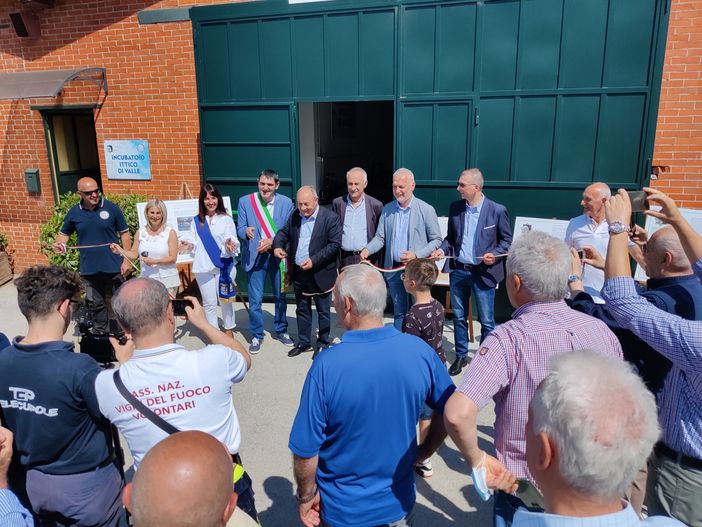 Il taglio del nastro dell'incubatoio