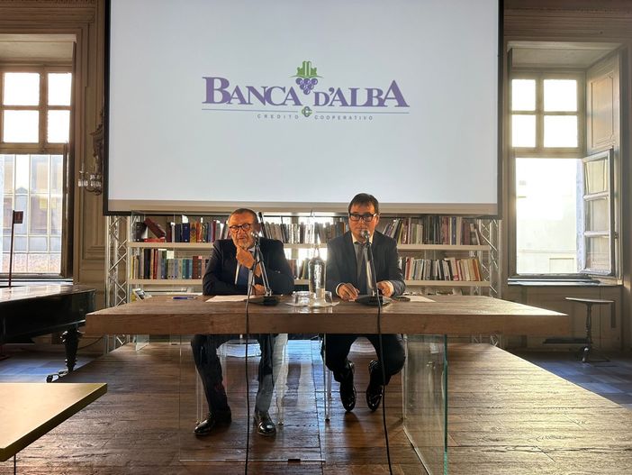 Da destra il direttore generale di Banca d'Alba Enzo Cazzullo col presidente dell'istituto Tino Cornaglia Da destra il direttore generale di Banca d'Alba Enzo Cazzullo col presidente dell'istituto Tino Cornaglia