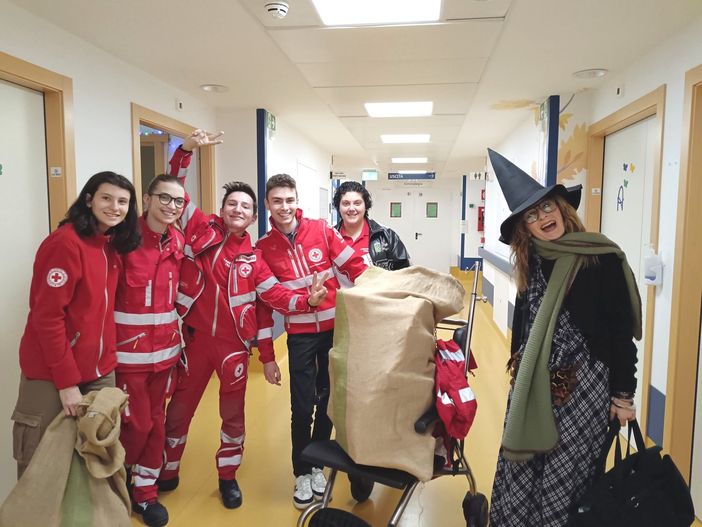 Verduno: il gruppo giovani del Comitato di Croce Rossa di Alba ha fatto visita ai piccoli ospiti del reparto di pediatria Verduno: il gruppo giovani del Comitato di Croce Rossa di Alba ha fatto visita ai piccoli ospiti del reparto di pediatria