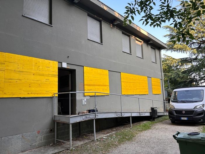 I sigilli all'edificio a luglio 2024