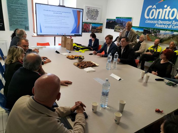 Il tavolo nella sala multimediale dell'outdoor