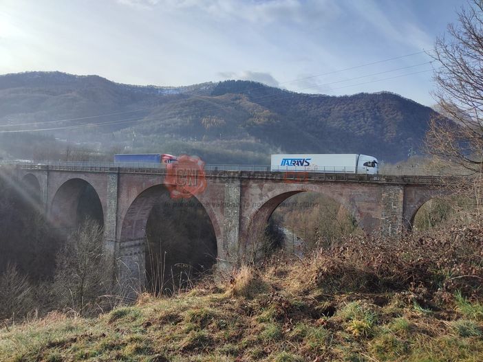 Ponte dell'Olla sulla statale 21, preoccupazione dopo i nuovi distacchi: domani un incontro in Prefettura