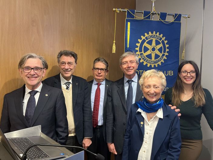 Luigi Gentile (Governatore Incoming Distretto 2032), Gianni Vernazza, Luca Burroni, Alberto Birga, Piera Arata (Presidente Incoming Rotary Alba) e Alessandra Moretti (Presidente Incoming Rotaract AlbaLanghe e Roero) Luigi Gentile (Governatore Incoming Distretto 2032), Gianni Vernazza, Luca Burroni, Alberto Birga, Piera Arata (Presidente Incoming Rotary Alba) e Alessandra Moretti (Presidente Incoming Rotaract AlbaLanghe e Roero)