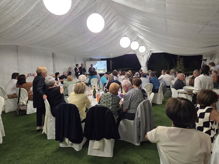 Un frangente della cena di beneficenza Un frangente della cena di beneficenza